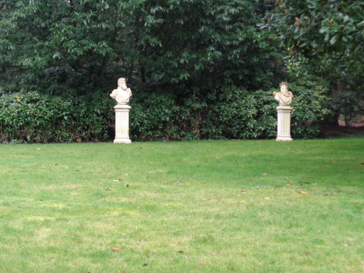 Chenonceau castle garden statue venus et diane jan22