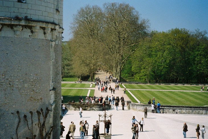 chenonceau castle top to entrance to town apr07