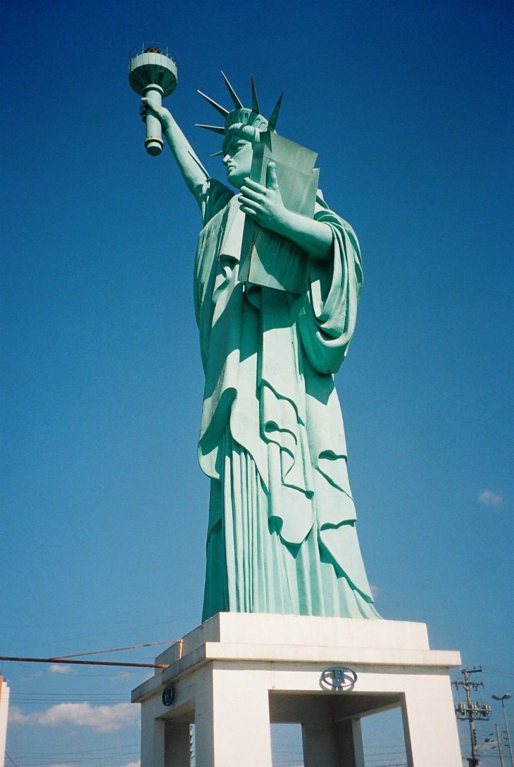 Curitiba Havan dept store statue of liberty copy in parking c2008
