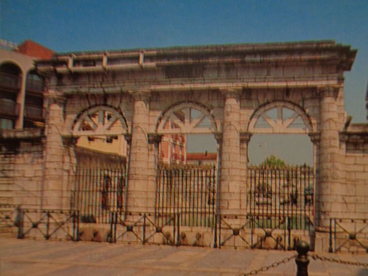 Dax ancienne fontaine d'eau chaude