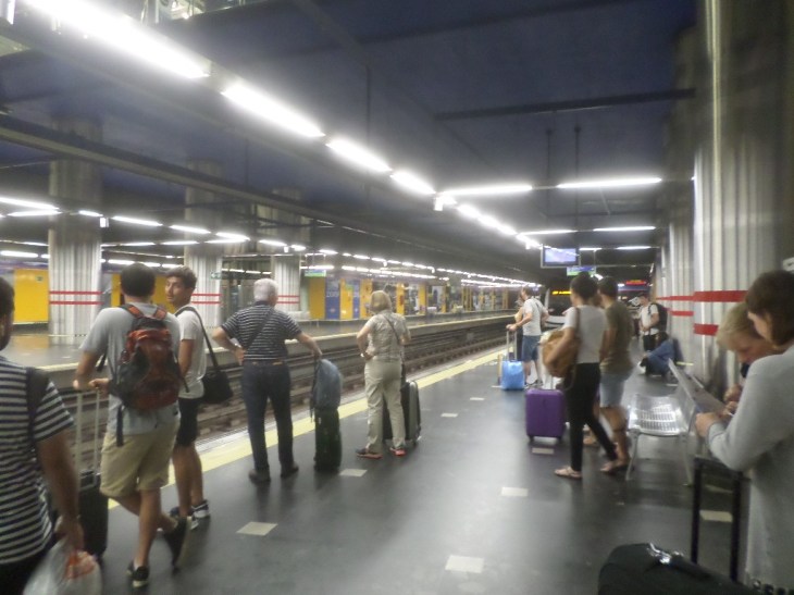Mad barajas airport T 2 metro line 8 to Nuevos Ministerios jan19