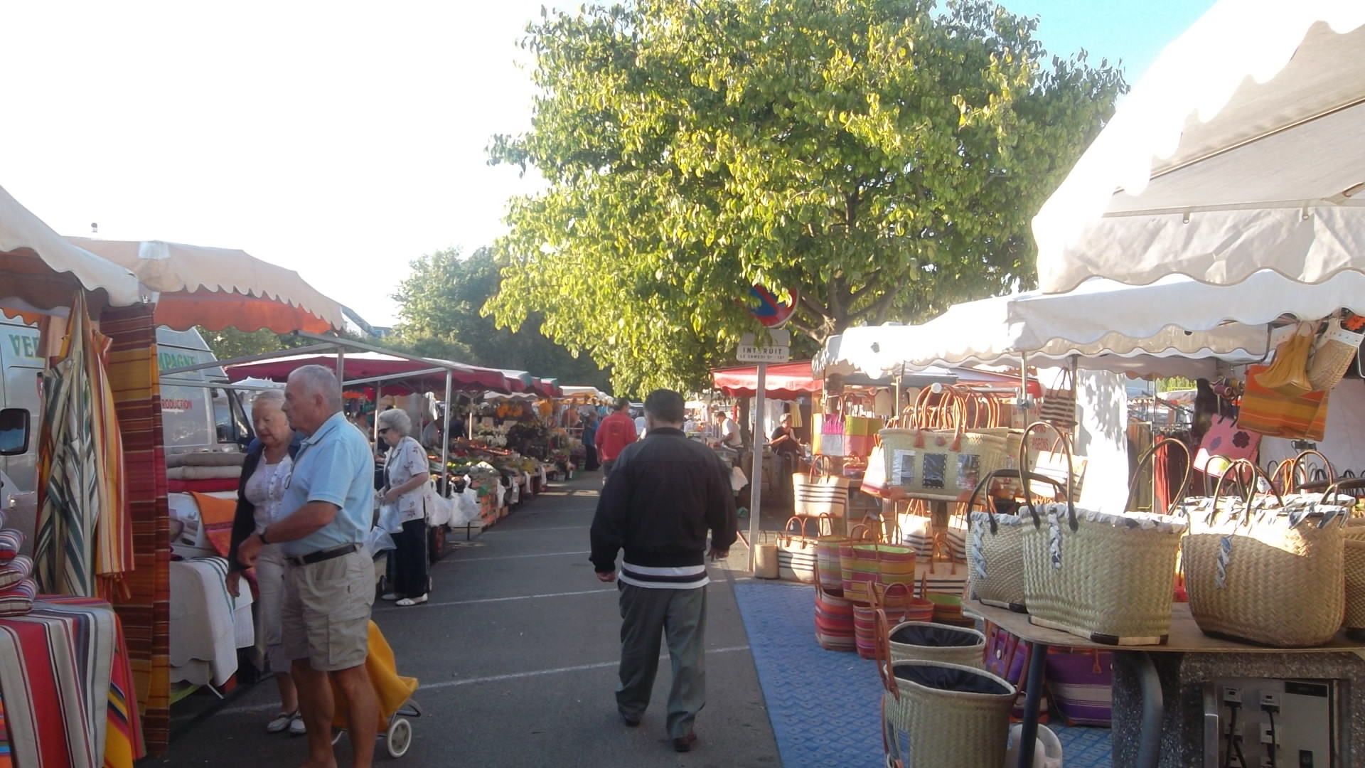 quiberon-flea-market-vazquez-pipo