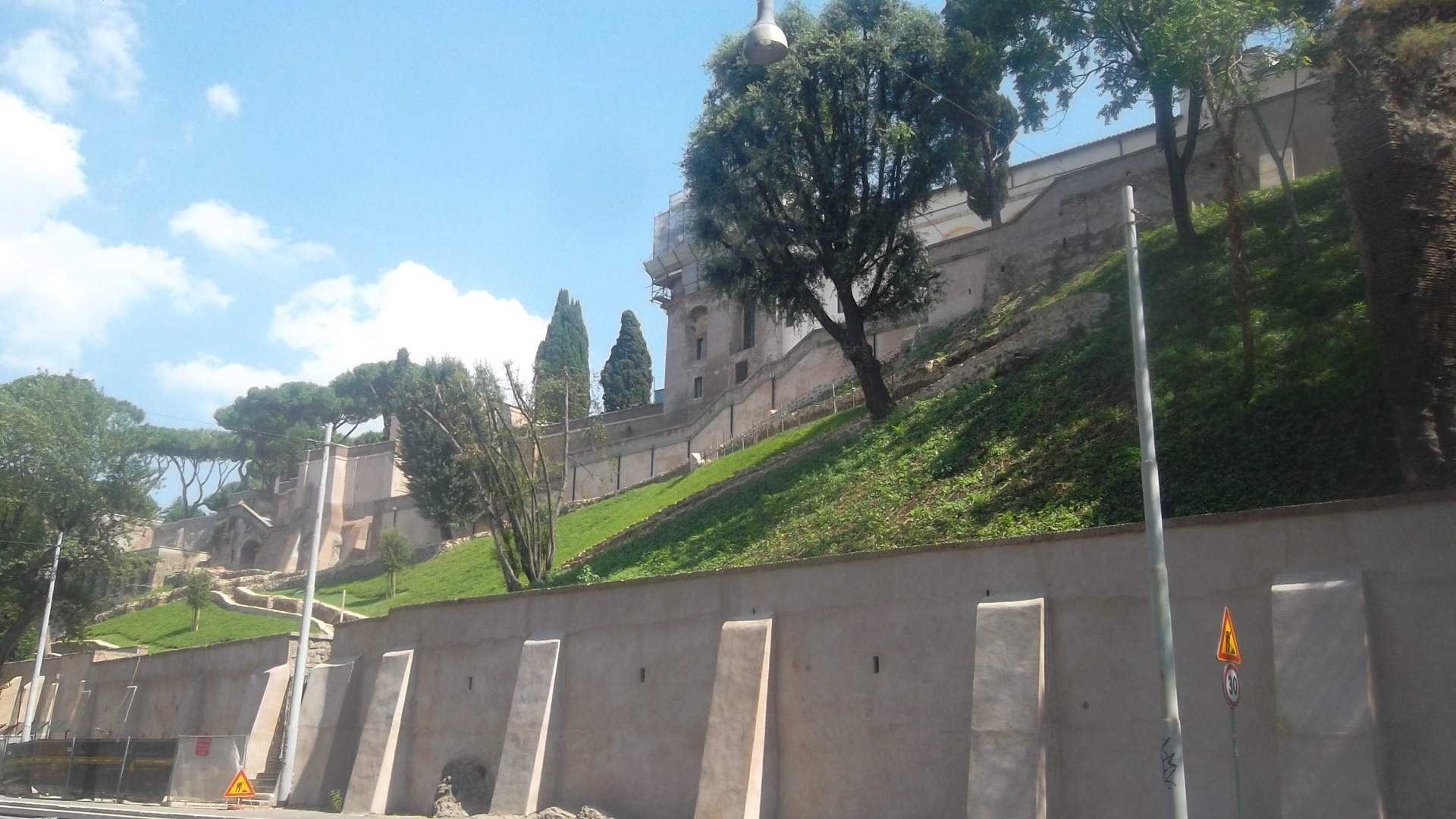 roma lungotevere aventino chevaliers de malta walls old aug13
