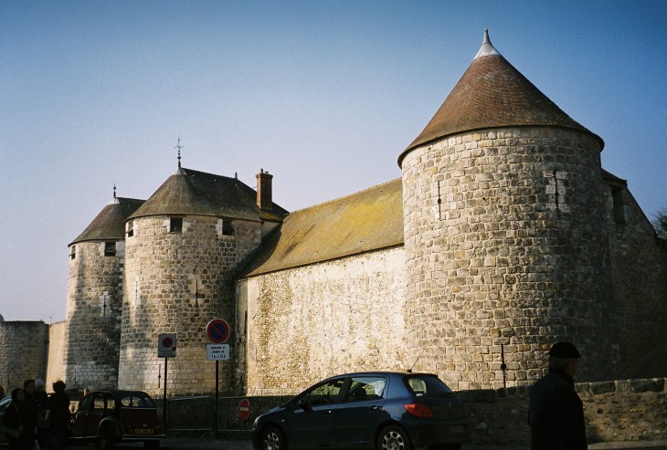 dourdan chat donjon rue de Chartres aug11