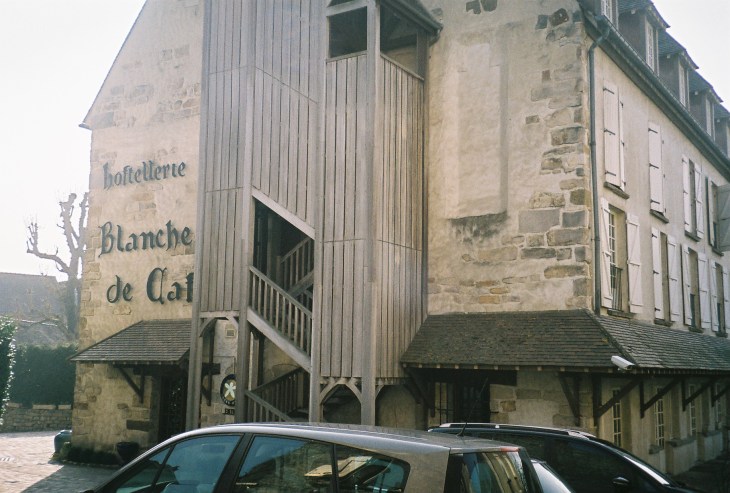 dourdan hostellerie blanche de castille hotel resto rue haute foulerie aug11