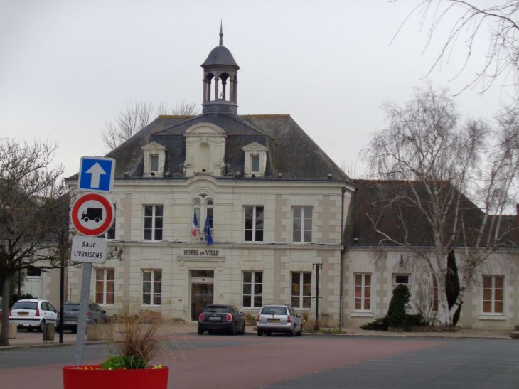 ile bouchard hotel de ville feb22