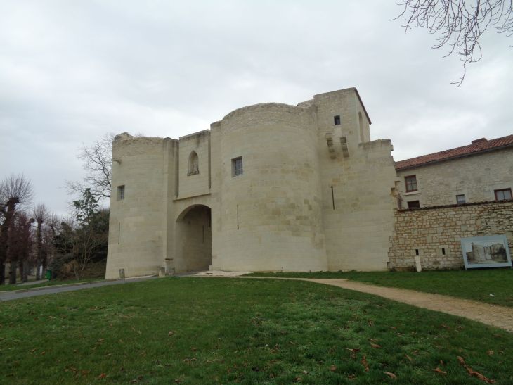 Loudun porte du Martray feb22