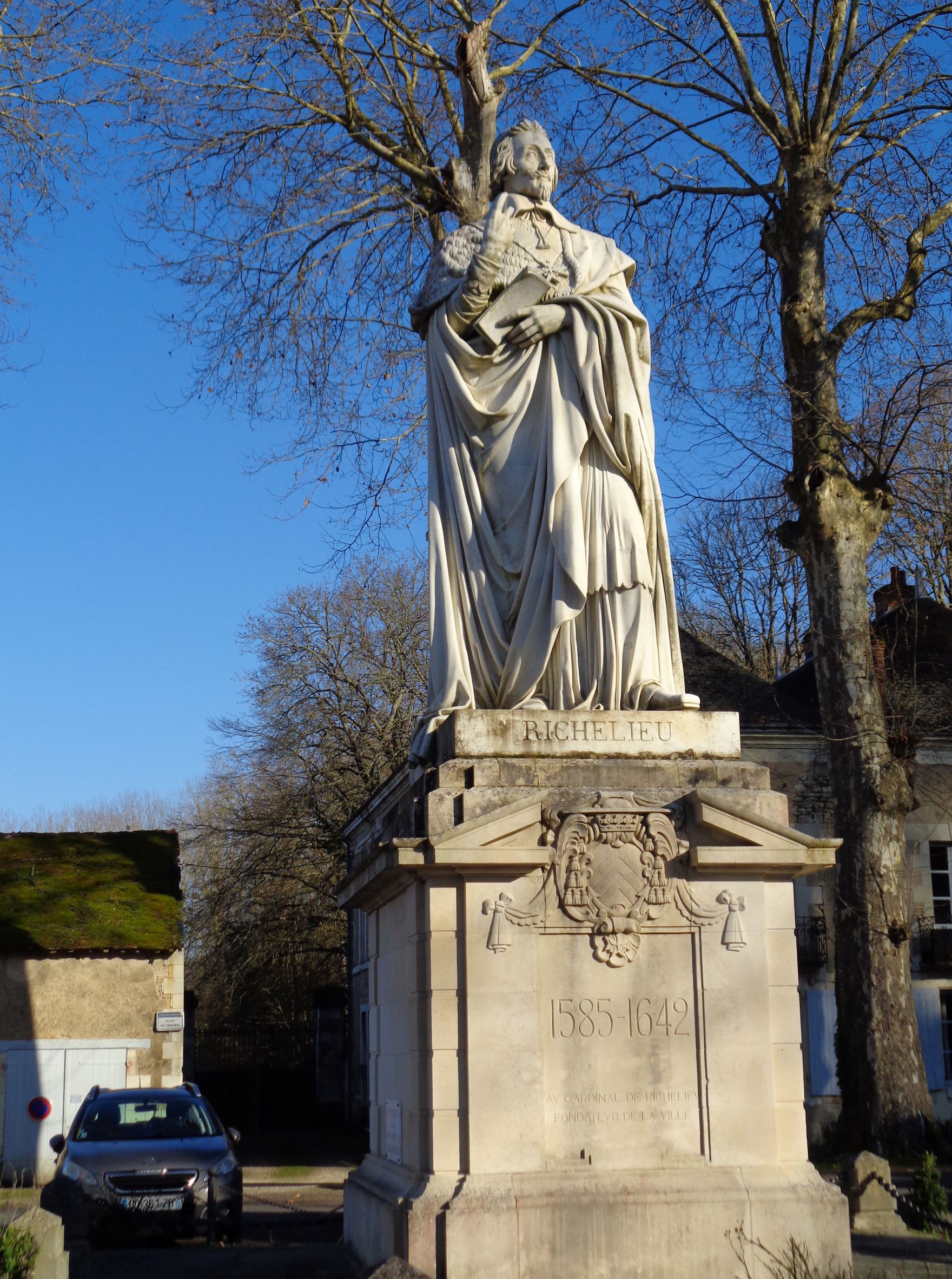 Richelieu Place du Cardinal statue Richelieu feb22
