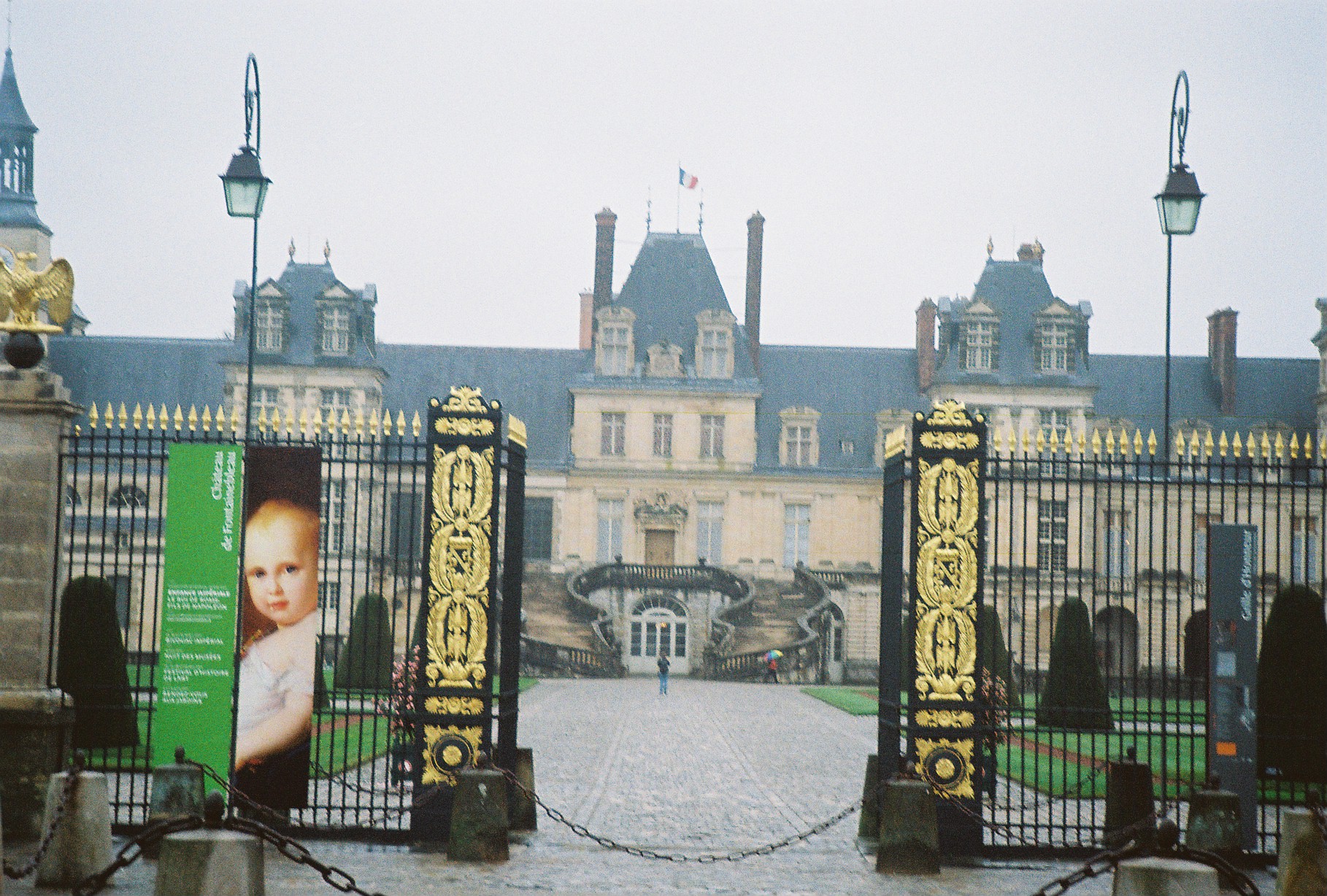 fontainebleau-grill-entrance-on-showing
