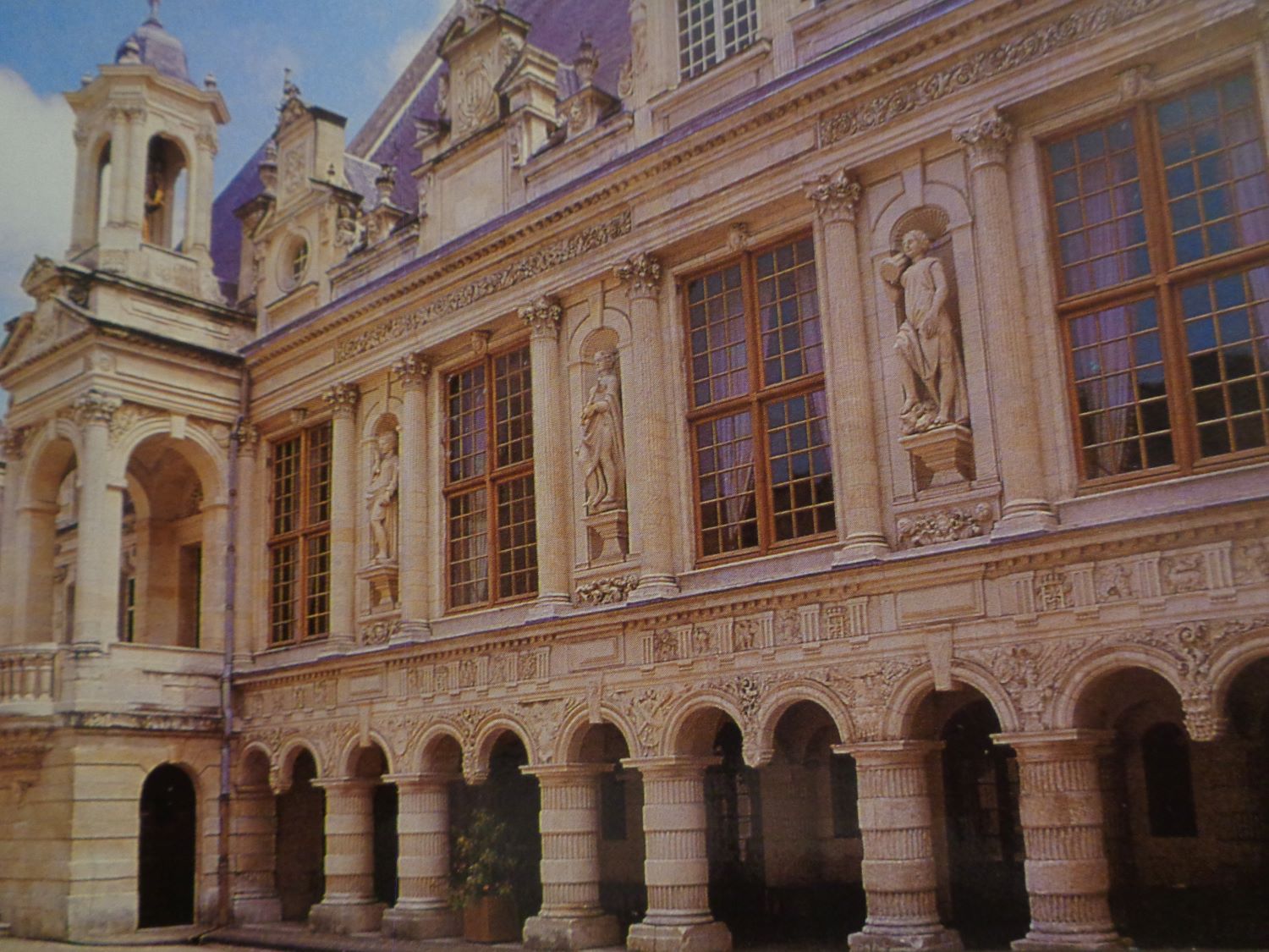 La Rochelle Hôtel de Ville interior courtyard