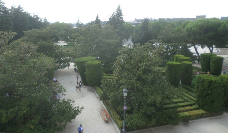 madrid-jardines-de-sabatini-from-calle-de-bailen-aug19