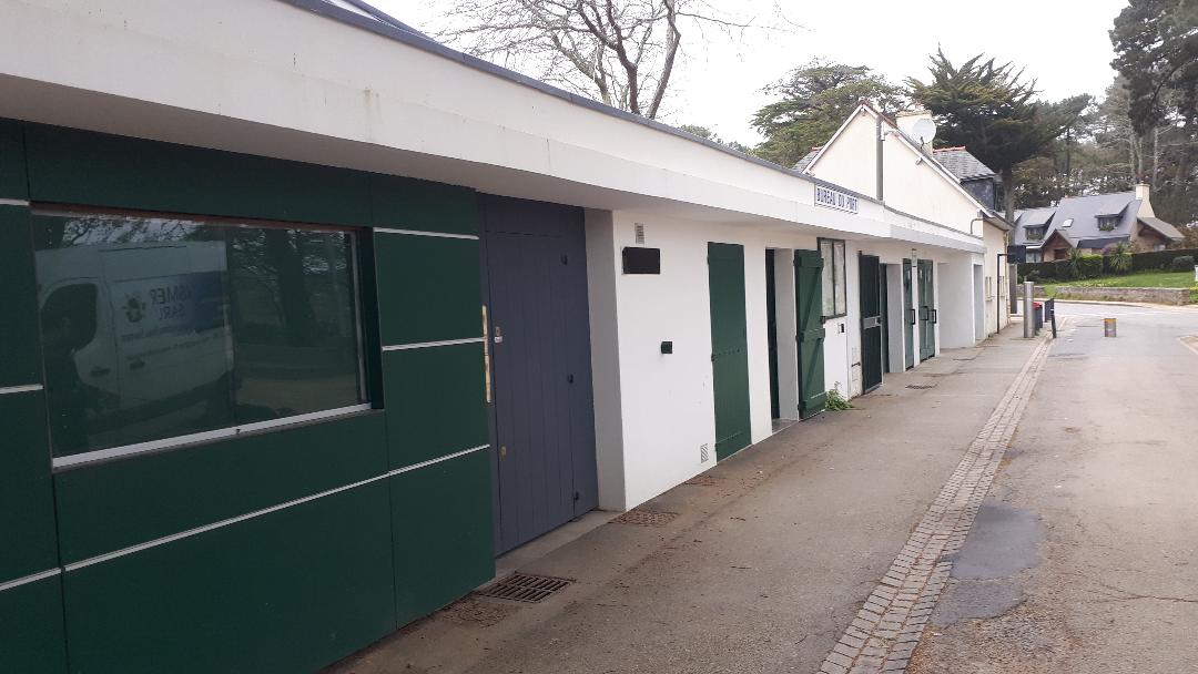 Vannes conleau harbor house and toilets mar22