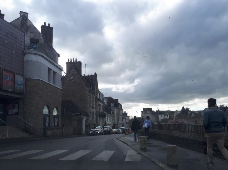 vannes Rue Alexandre le Pontois by cinema garenne passing mar22
