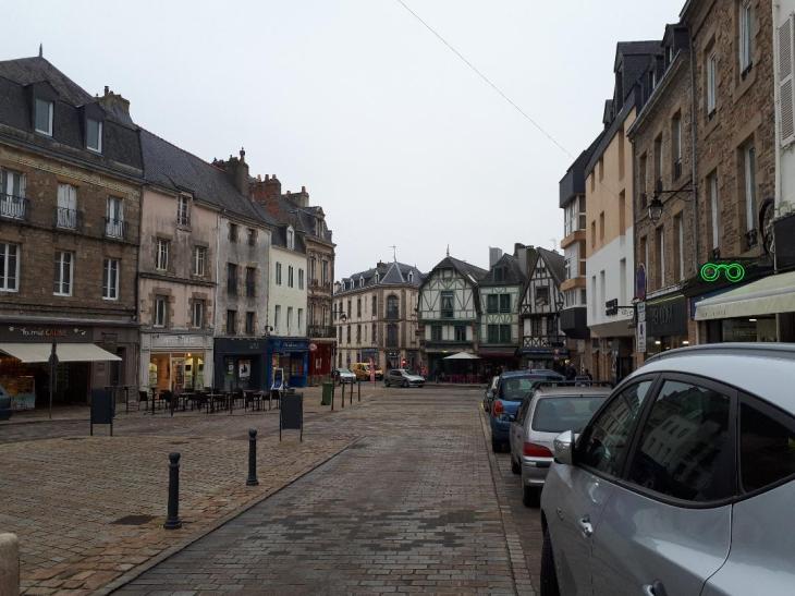 auray pl de la republique towards st goustan nov18