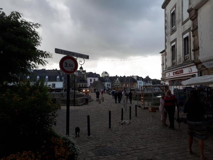 auray-st-goustan-rue-du-chateau-to-pl-st-sauveur-aug19