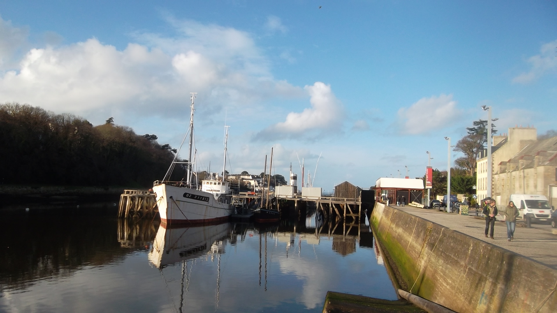 Douarnenez port Rhu riverdeck fishing dec13
