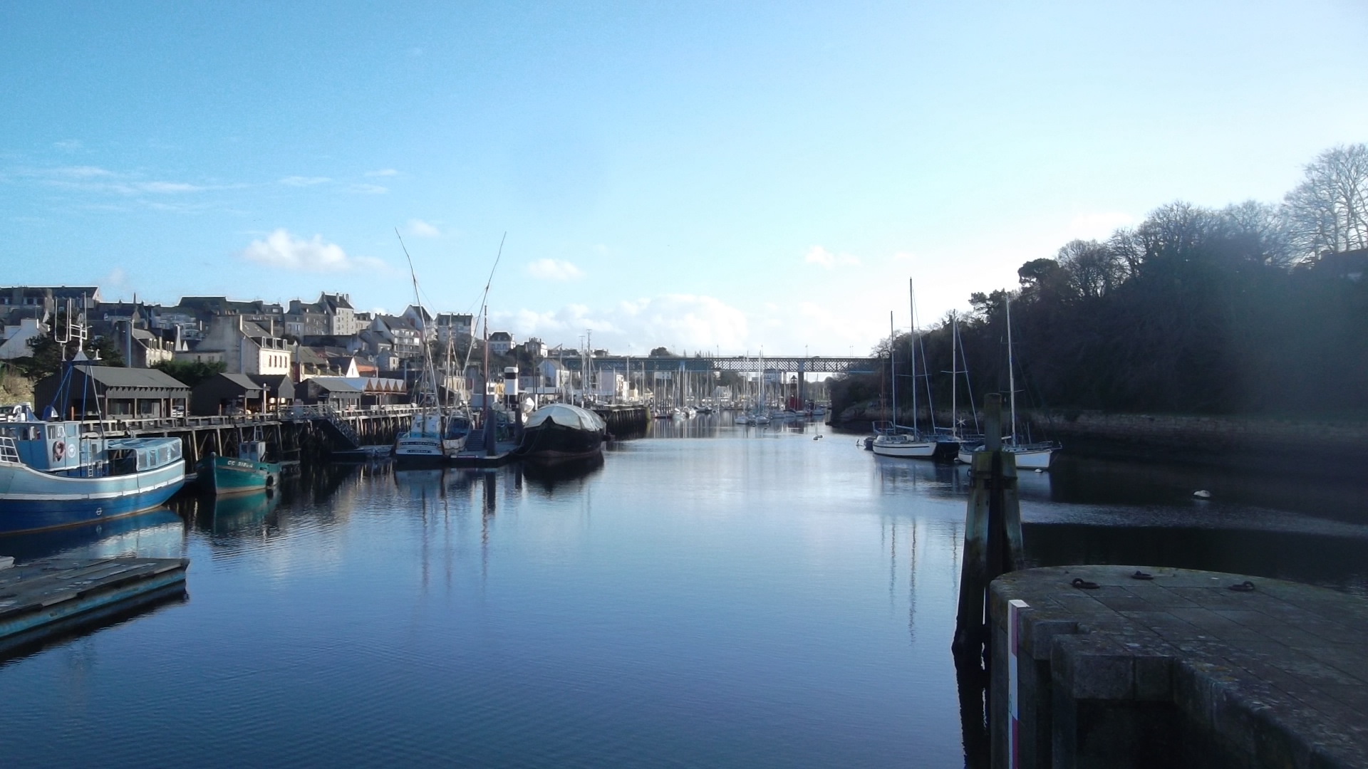 douranenez-harbor-out-to-bridge-and-sea-dec13