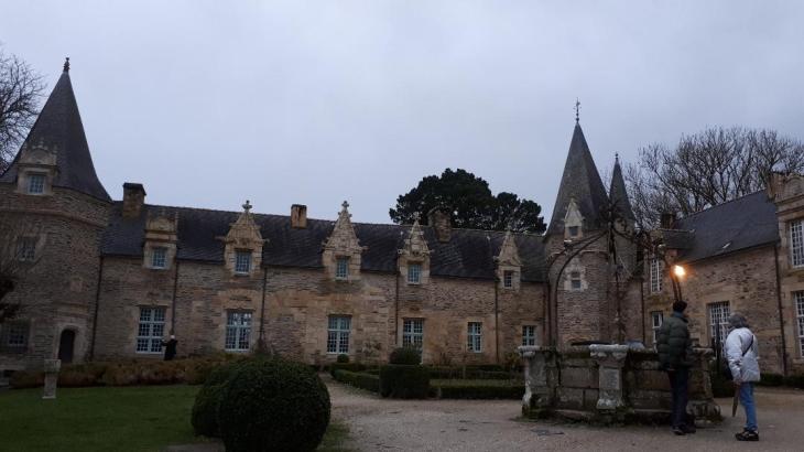 rochefort-et-castle-courtyard-and-well-dec19