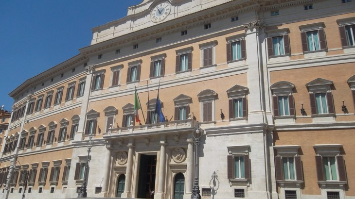 roma-piazza-colonna-palazzo-misercordi-close-aug13