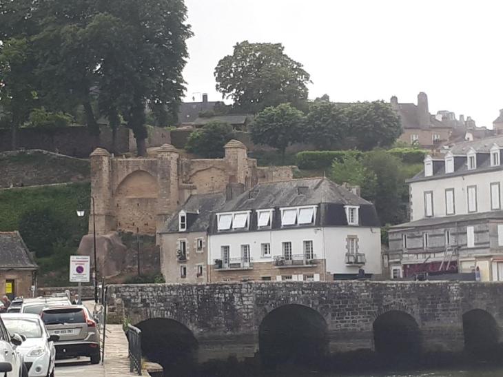 auray st goustan old castle ruins may22