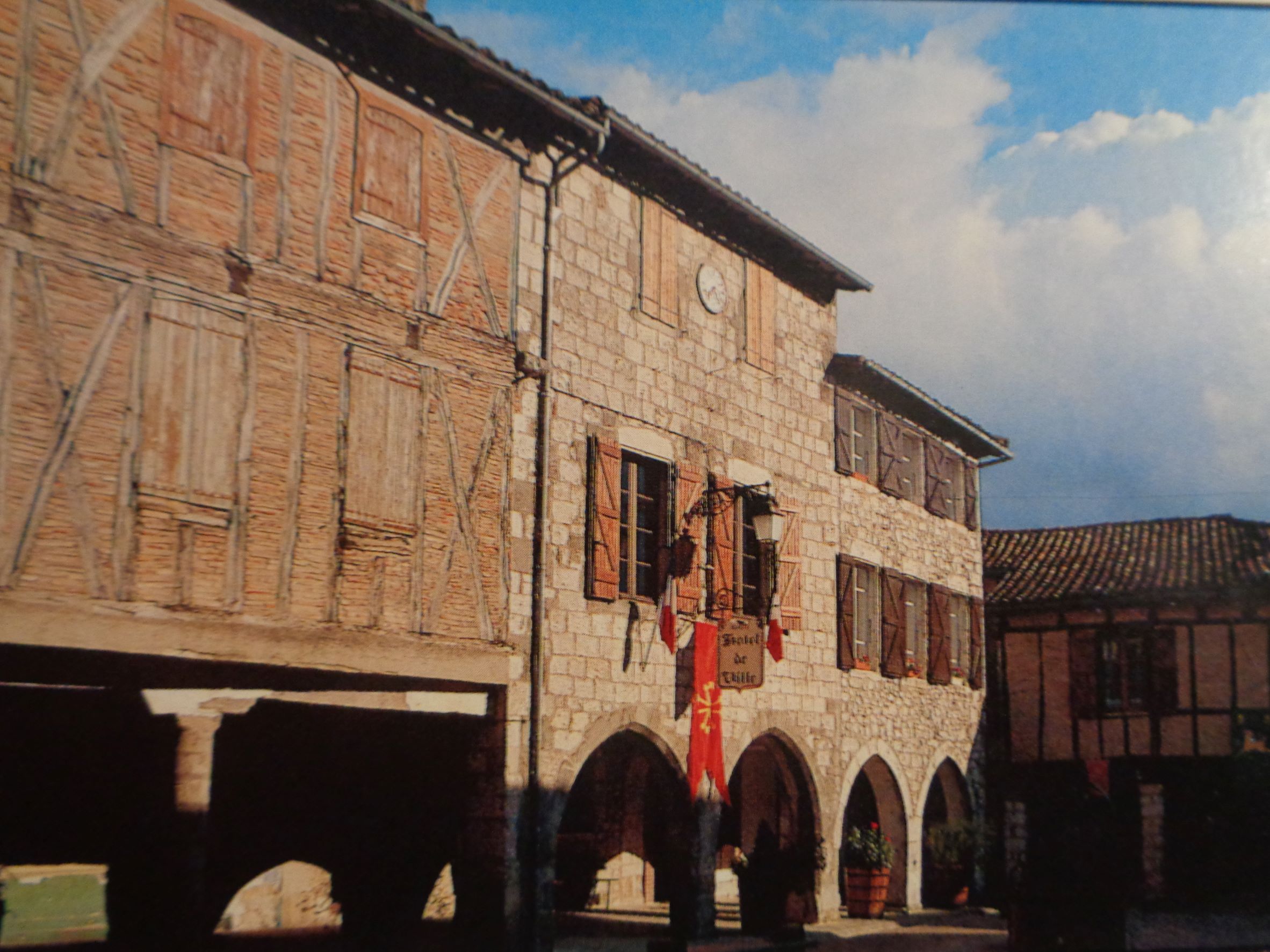 Castelnau de Montmiral pl des arcades