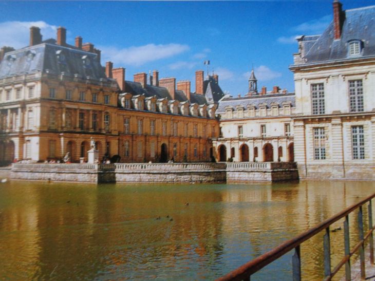 Fontainebleau castle cour de la fontaine etang des carpes back