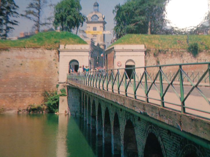 Le Quesnoy Porte Farroulx ramparts wall