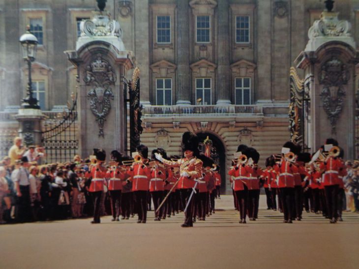 London buckingham palace queen guards parade