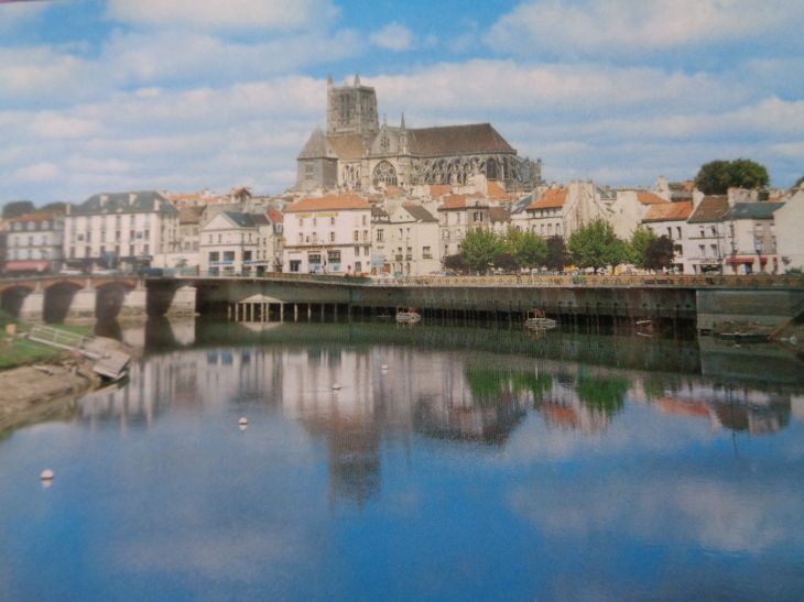 Meaux marne river bridge to cathedral and old town