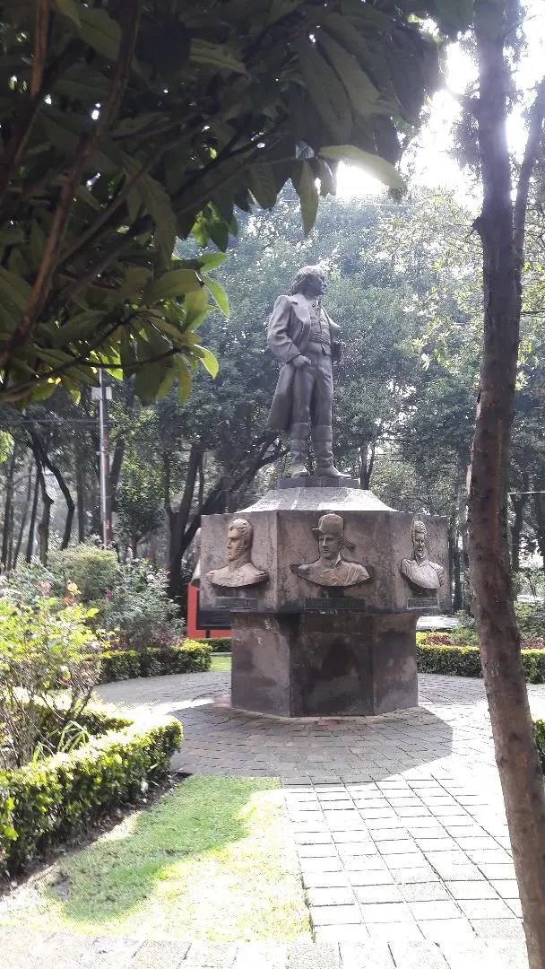 mexico-park-by-mercaderes-st-statue-sep18