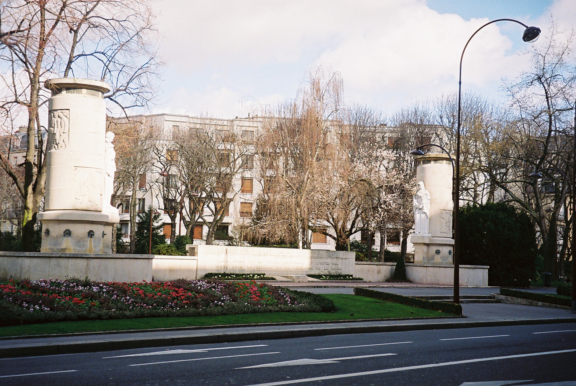 Neuilly sur Seine ave Achille Peretti Monument aux Héros de la Police Morts pour la France