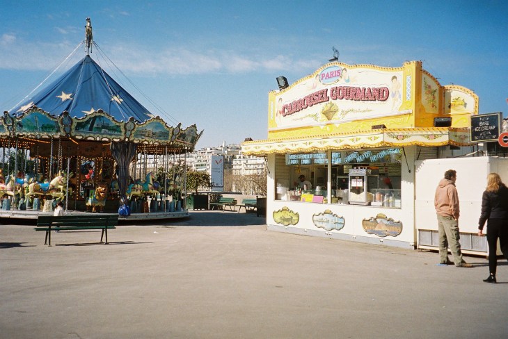 Paris carrousel tour eiffel side