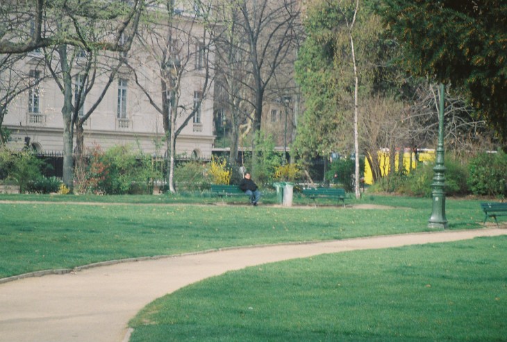 Paris champ de mars tour eiffel Pipo resting mar11