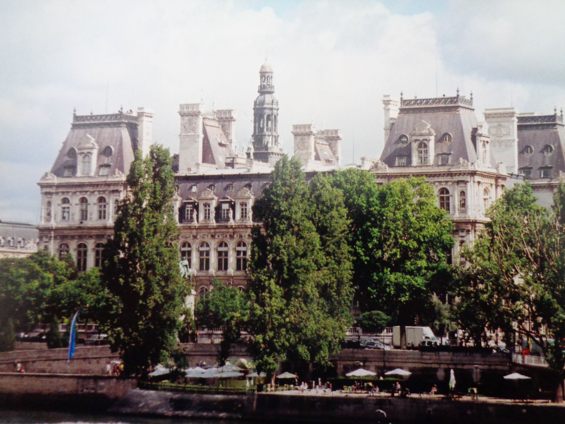Paris hotel de ville across seine