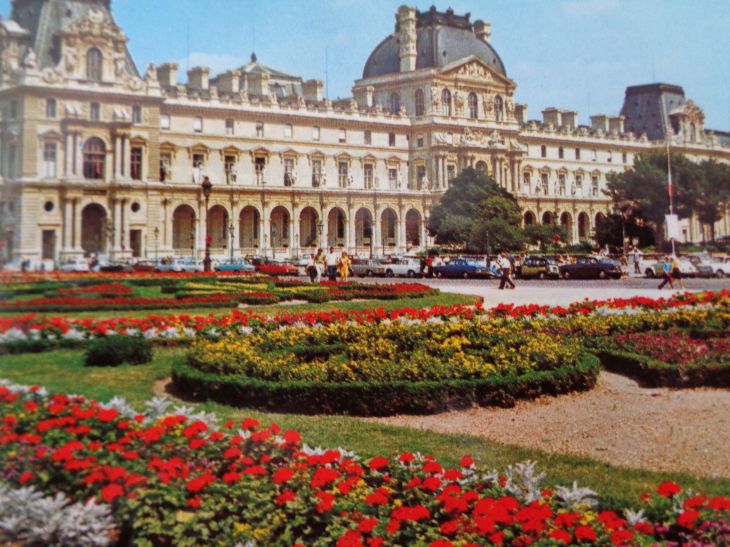 Paris jardin du louvre