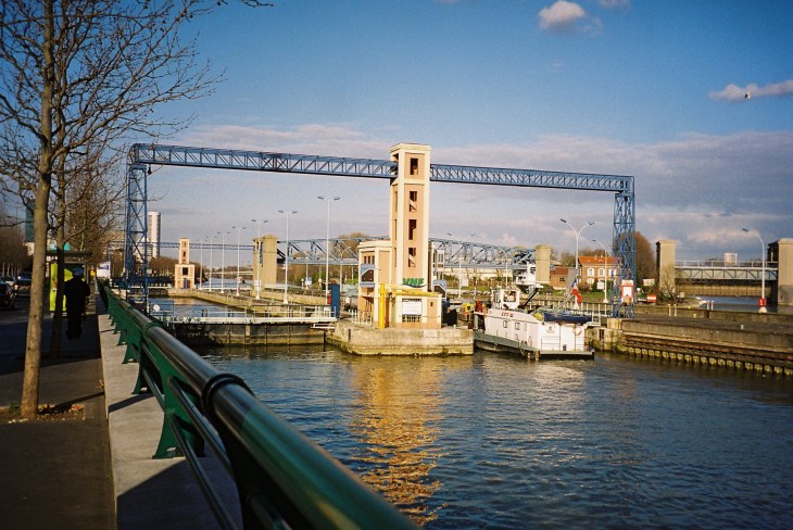 Suresnes ecluse boat passing seine