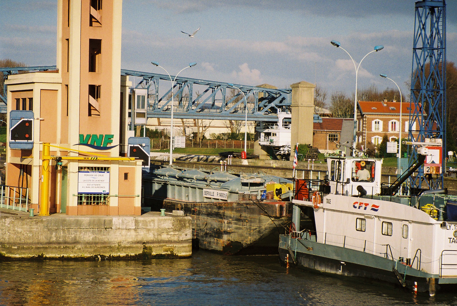 Suresnes ecluse cargo boat pusher boat seine