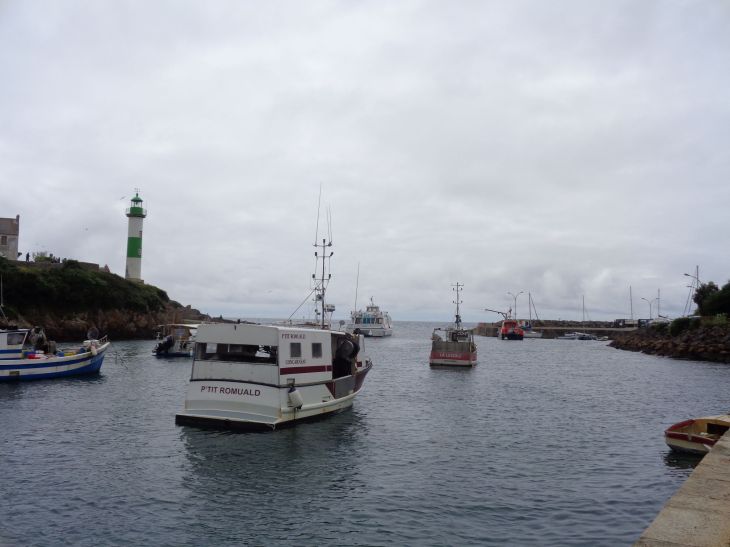 Clohars Carnoet port de doelan harbor to sea and green lighthouse jun22