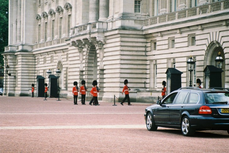london-buckingham-palace-changing-of-the-guards-jul10