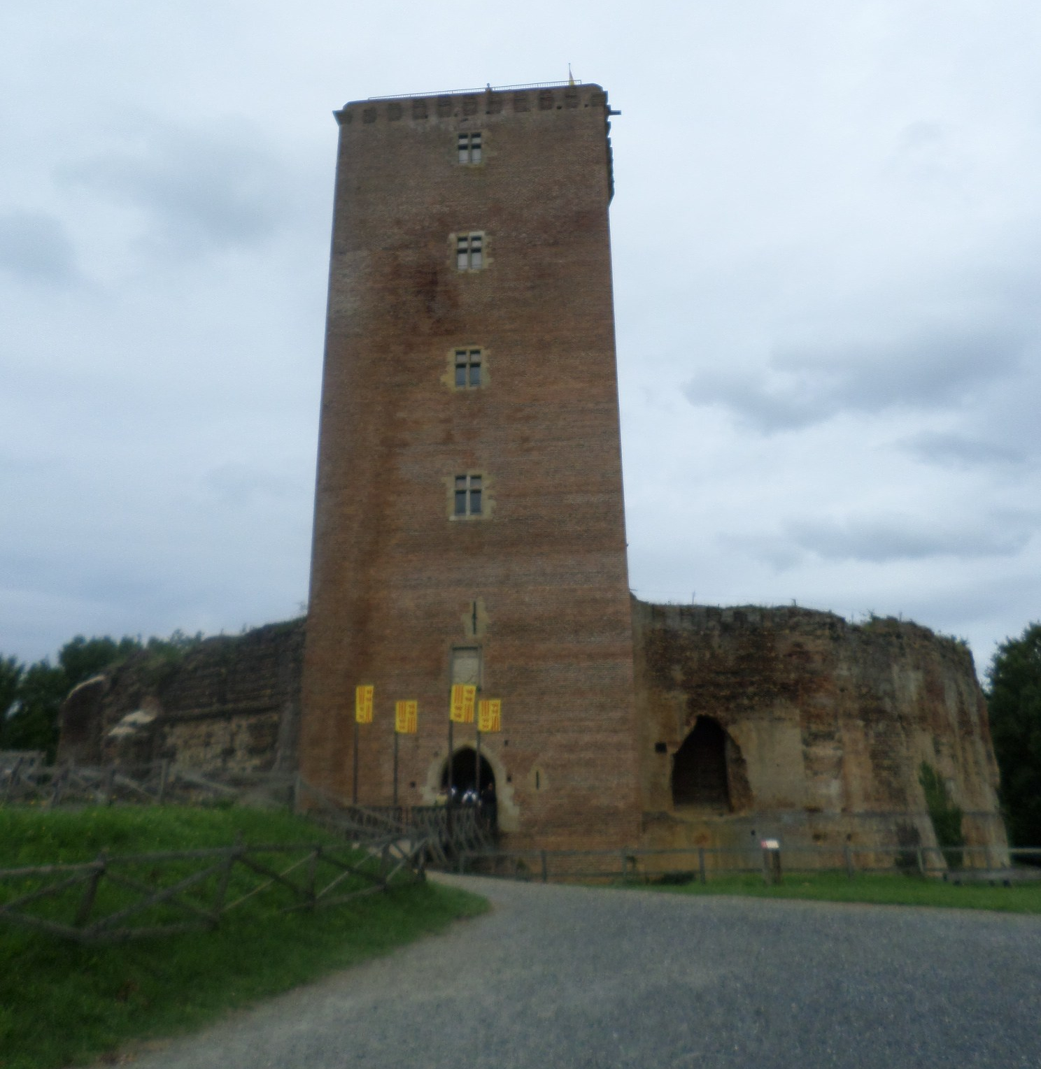 montaner-chateau-tower-entr-aug14