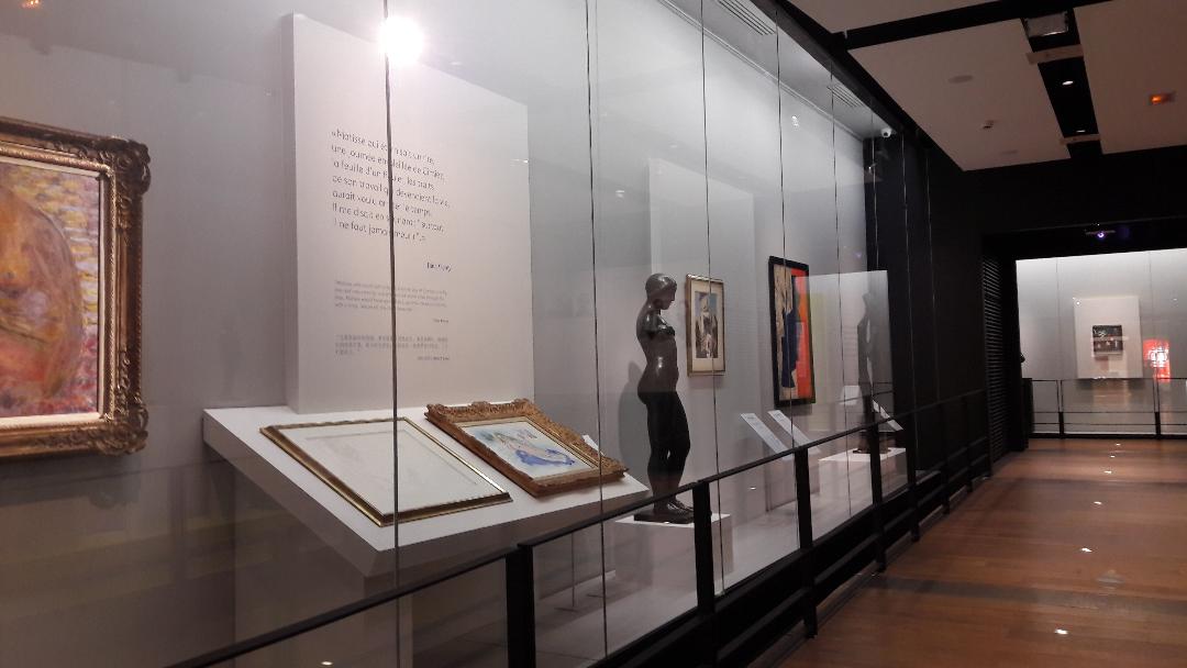 paris-cdg-T2-E-M-museum-entering-in-dec18