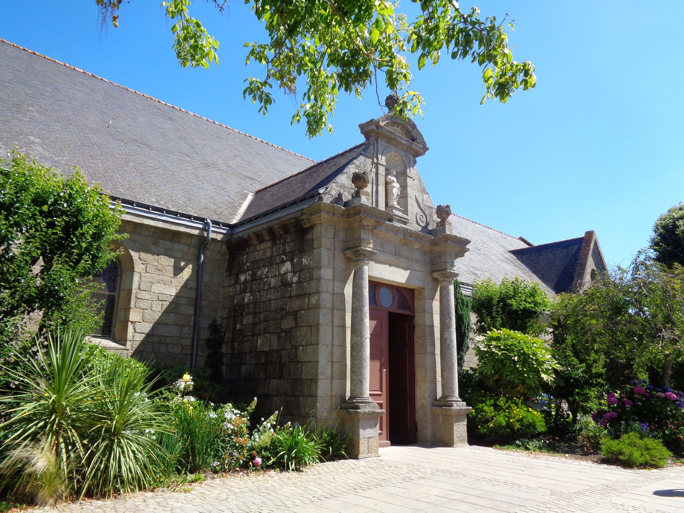 Ploemeur ch St Pierre side main entr jun22