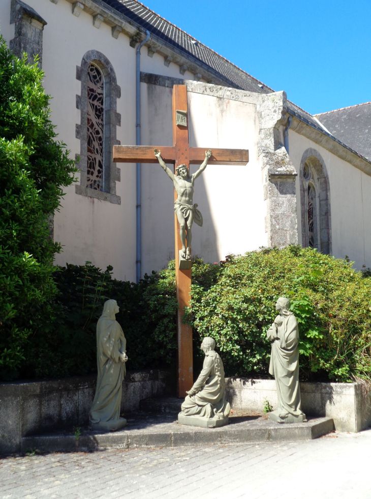 Queven calvary by the ch Saint-Pierre et Saint-Paul jun22
