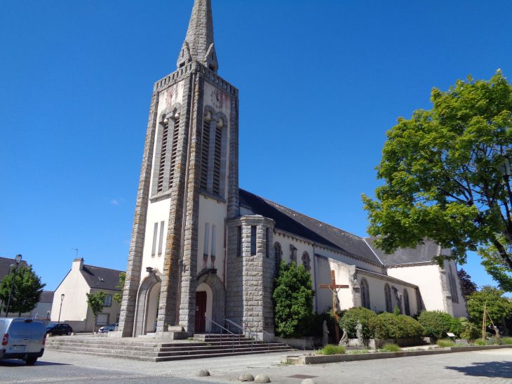 Queven ch Saint-Pierre et Saint-Paul belltower front jun22