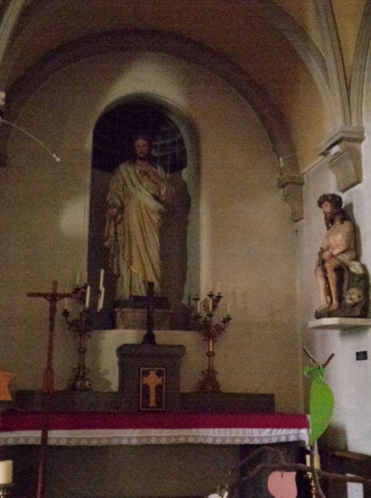 Queven ch Saint-Pierre et Saint-Paul chapel sacre heart and Christ jun22