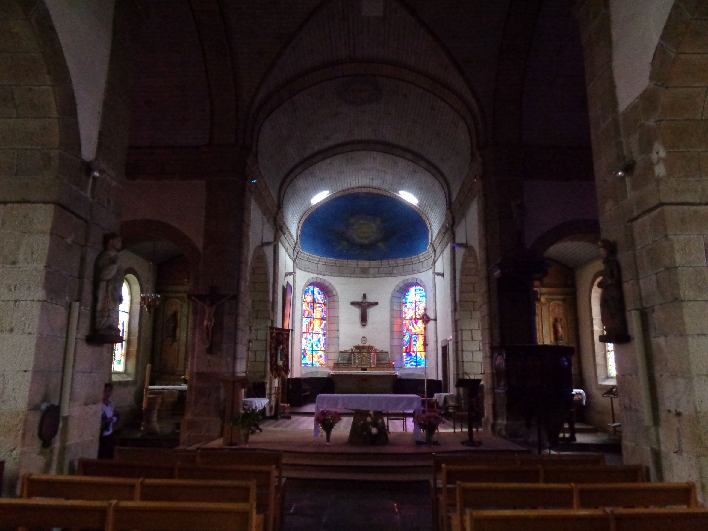 Riec sur belon ch Saint-Pierre nave to altar jun22