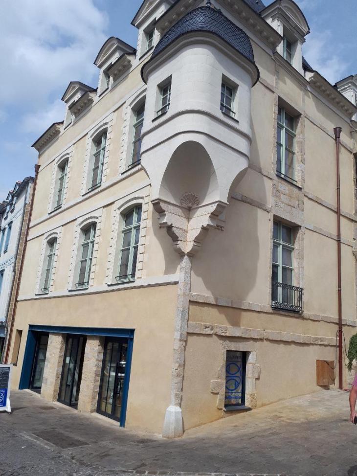 vannes-hotel-francheville-manoir-pl-des-lices-et-poids-public-aug18
