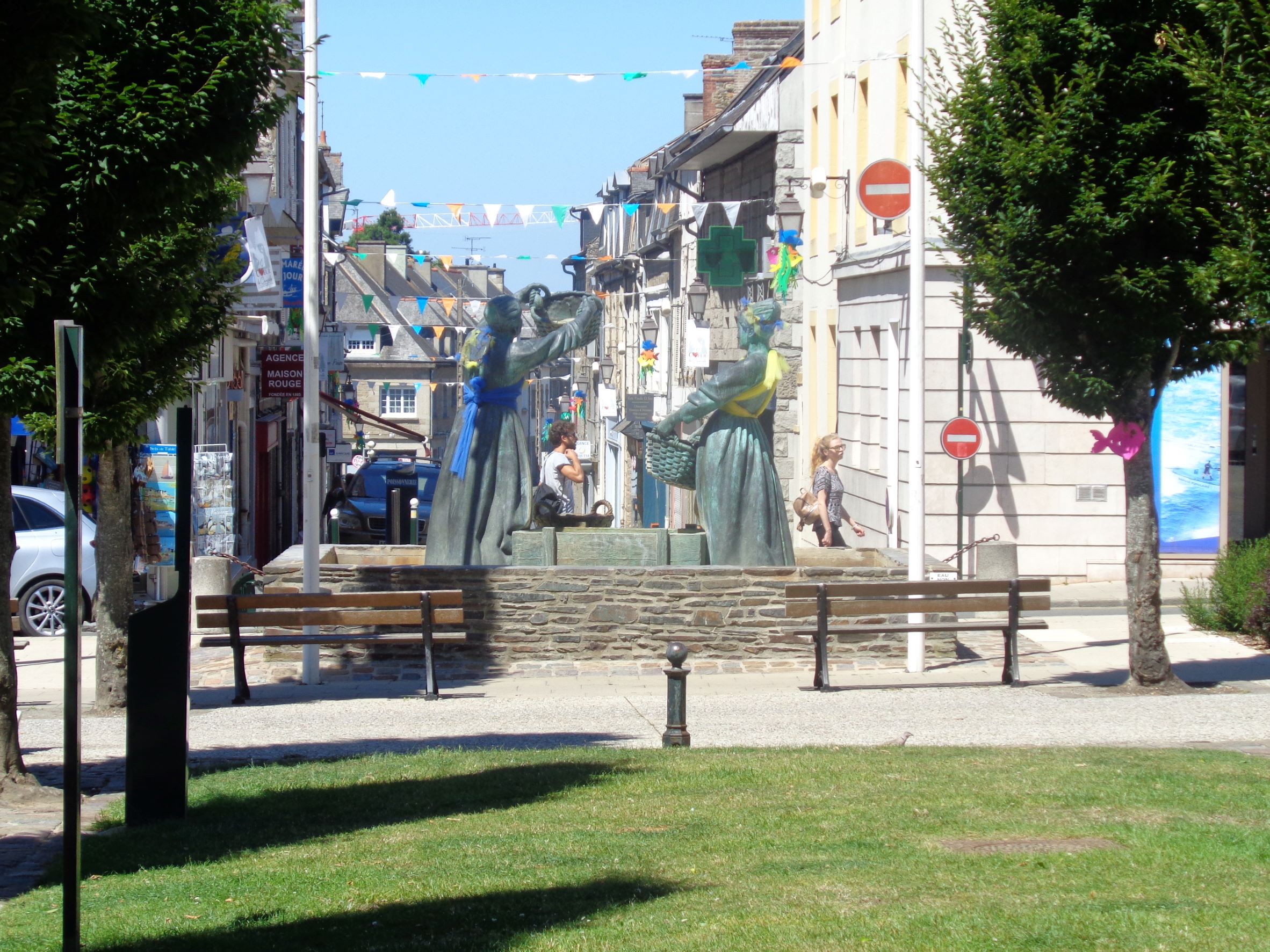 Cancale Les laveuses d'huîtres fountain pl de l'eglise jul22