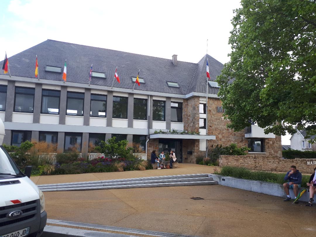 Carantec mairie front jun22