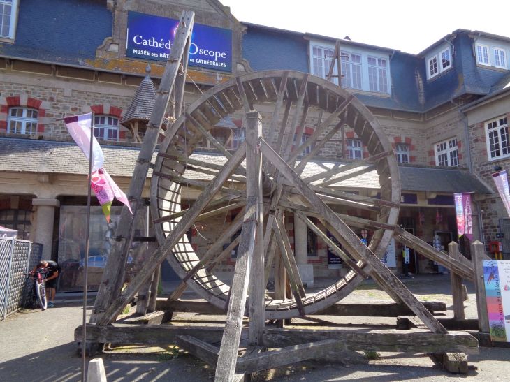 Dol de Bretagne Cathedral o drome wheel jul22